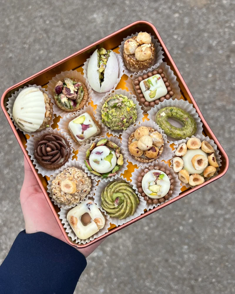 16 mignardises , une création raffinée et gourmande, idéale pour sublimer vos événements