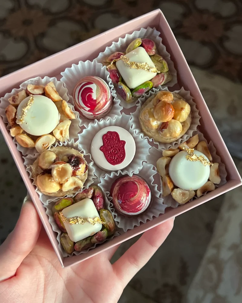 Assortiment entre chocolats et mignardises Une création gourmande