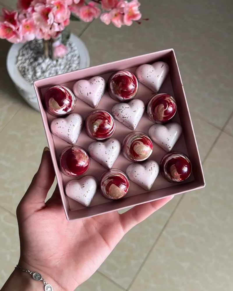 Élégant assortiment de 16 bonbons avec different fourrages